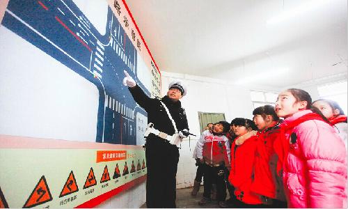 交通法规宣传校园行 民警向孩子们讲解交通法规