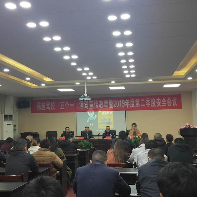 潜江交警开展拒绝酒驾“五进”宣传提示活动