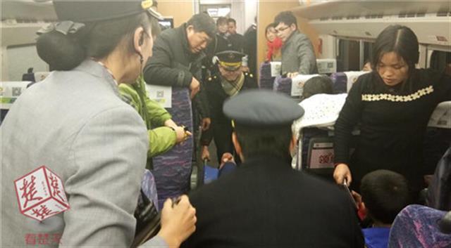 高龄孕妇动车上即将分娩 铁路人爱心接力化险