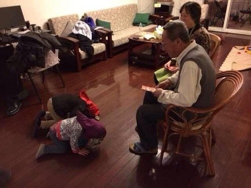 刘烨混血女生拜年喜欢戴子女帽跪地萌范足还你虎头却说磕头不图片