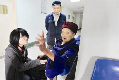 两陌生小青年陪伴受伤老人来武汉就医(图)