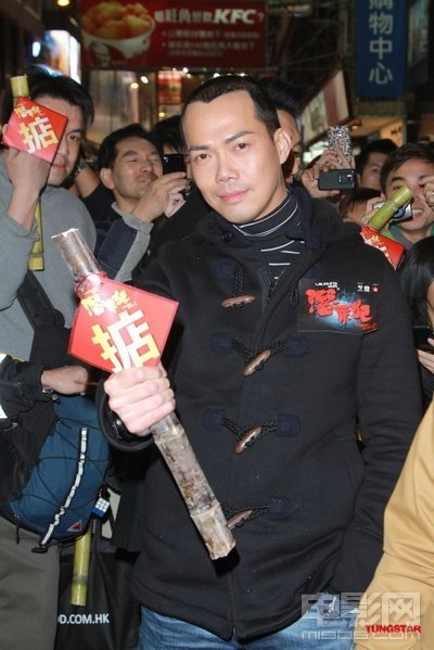 潜罪犯票房大卖 Laughing哥街头答谢影迷(组