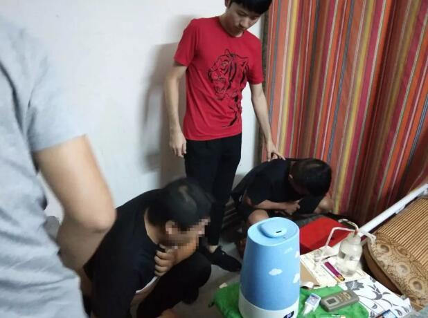 黄冈警方一天内破获2起吸毒案 抓获4名违法人员