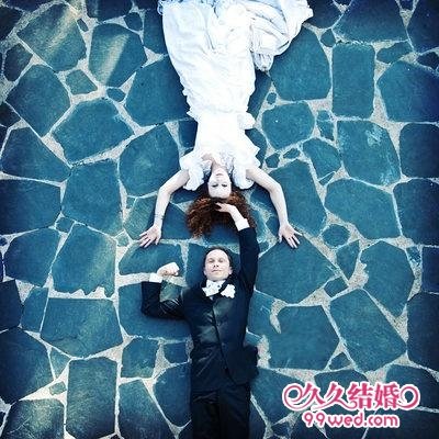 漂浮婚纱照 躺着也能拍!_婚嫁频道_2010手动更