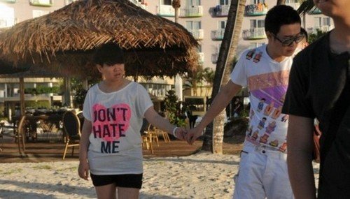 <em>小沈阳</em>夫妇海外度假 <em>爱妻</em>衣着清凉内衣隐现(组