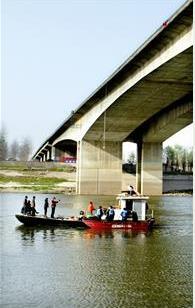 女子深夜遭劫杀遗体被抛汉江 警方耗资50万打捞