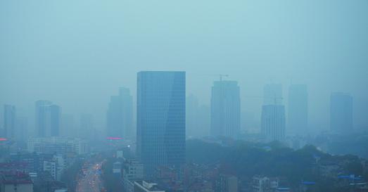 湖北雾霾空气差 教育厅都不忍心让学生上课了