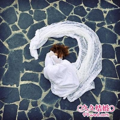 漂浮婚纱照 躺着也能拍!_婚嫁频道_2010手动更