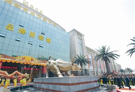 价格便宜二成 国内最大服装市场汉口北开业