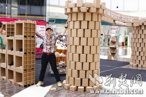 武汉万千百货环保艺术文化展:废弃纸盒建城堡