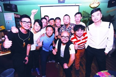 12个武汉青年打造创业联盟 有人卖面有人爱摄影_大楚网_腾讯网