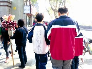 武汉学生压力大校服写 求包养 老师:此举不妥