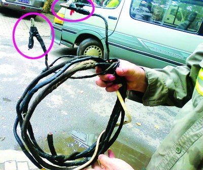 武汉一路灯白天亮 抢修员 搂草打兔子 趁机捉贼