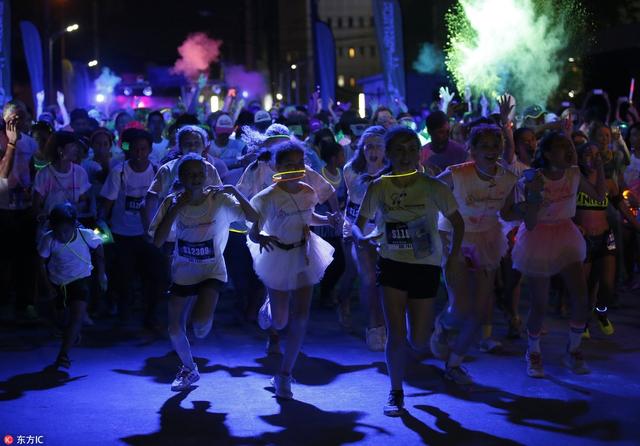 泰国举行黑光夜跑活动 喷洒彩色粉末high翻天