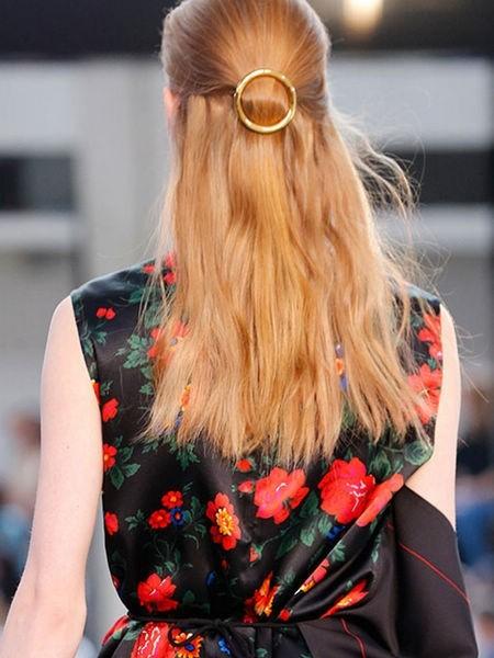 春夏妆点<em>头发亮</em>晶晶的小饰品该怎么戴_大楚网