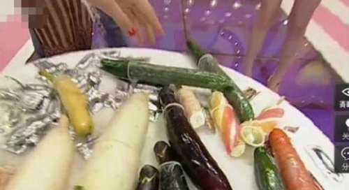 内地网络节目尺度大胆 比基尼<em>美女</em>被摸<em>翘臀</em>(组