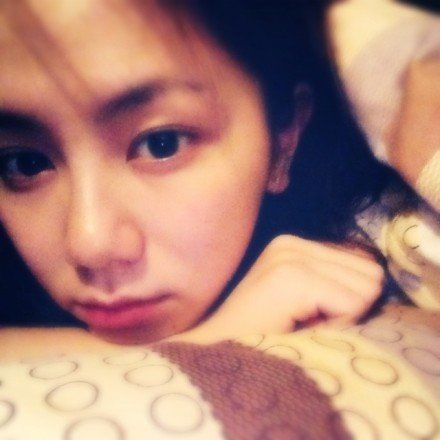 邓紫棋晒素颜自拍床照 网友喊话:神似angelababy_大楚网_腾讯网