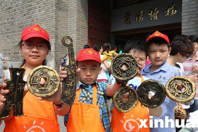 湖北襄阳:小学生走进博物馆 制作青铜器
