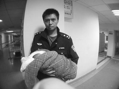  男婴被弃 居民 家 门口 警方呼吁市民提供线索(图