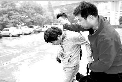 已婚中年无业男子冒充武大<em>博士</em> 骗<em>单身女</em>白领