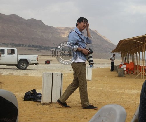 潘粤明赴以色列形单影只 新戏造型显老玩自残