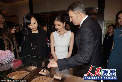 刘诗诗白色露背秀好身段 与老外嗨聊频遭瞄胸