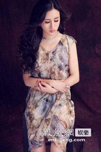 美女导演杨紫婷最新写真 成熟稳重落落大方[高清大图]