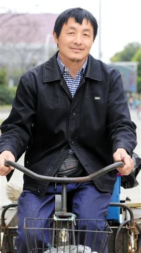 53岁高校保洁员成学霸 8年翻遍2800多册书