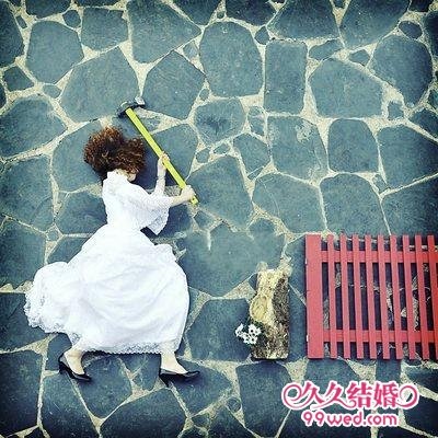 漂浮婚纱照 躺着也能拍!_婚嫁频道_2010手动更