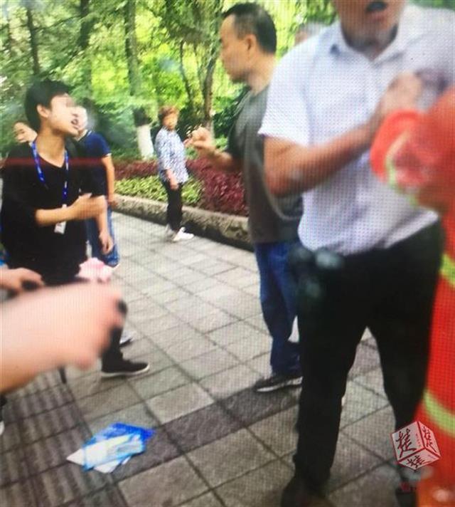 3男女街头散发小广告 五旬环卫女工劝阻遭殴打