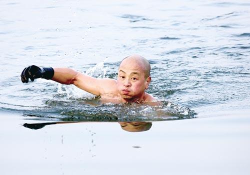 安陆20余冬泳爱好者每天坚持晨游 锻炼体魄(图