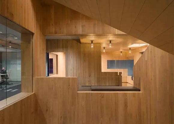 香港办公室 一个旋转楼梯构筑了交流空间