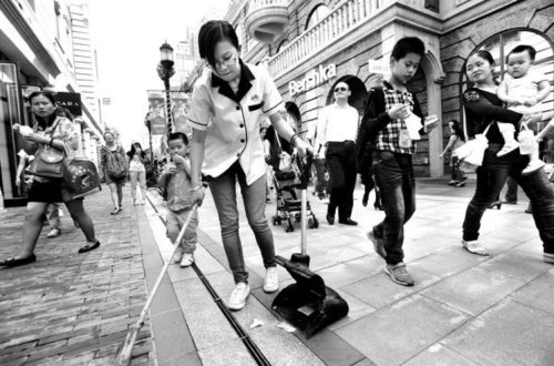 武汉志愿者汉街做清洁工100米内捡起21个烟头