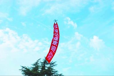 武汉高校社团招新拼了!无人机给学生运水果