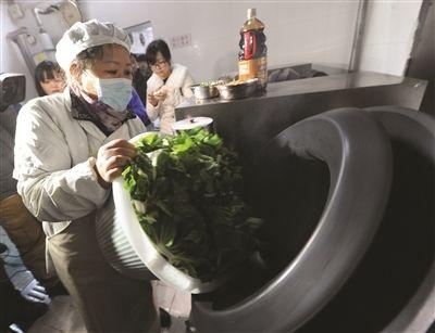 学校食堂推广机器人炒菜 被赞好吃又不贵
