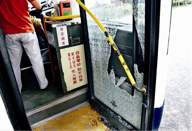 武汉男子乘坐公交欲红绿灯口下车遭拒 怒砸车门