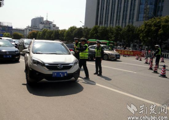 大冶交警午间突击查酒驾 三名违法男子被记12