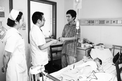 家属身体不合格献血被拒 管床医生冒雨为女童