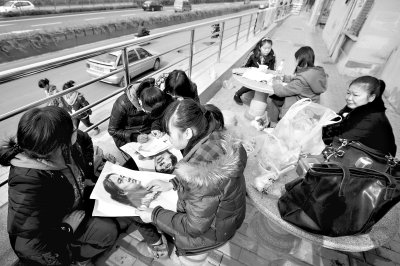 边打手机边进考场 全省美术统考个别考场太宽