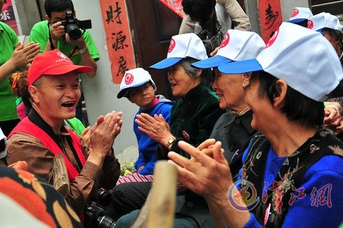 襄阳义工群网友携手做义工 为老人梳头、剪指