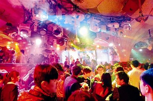 武汉酒吧愈夜愈妖娆 泡吧达人一年泡掉4万余元