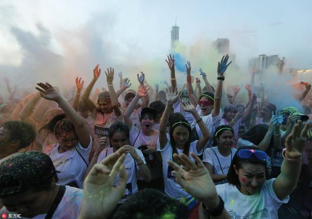 泰国举行黑光夜跑活动 喷洒彩色粉末high翻天