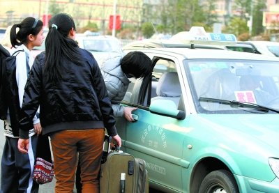 武汉的士错时交班第一天 乘客2分钟拦到的士