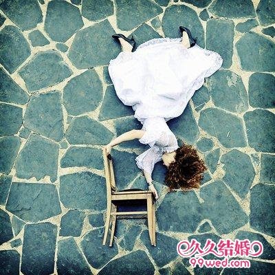 漂浮婚纱照 躺着也能拍!_婚嫁频道_2010手动更
