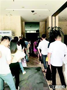 写字楼电梯半数停工 白领每天排队半小时等上