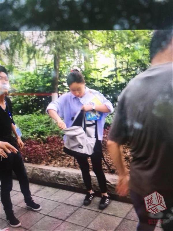 3男女街头散发小广告 五旬环卫女工劝阻遭殴打