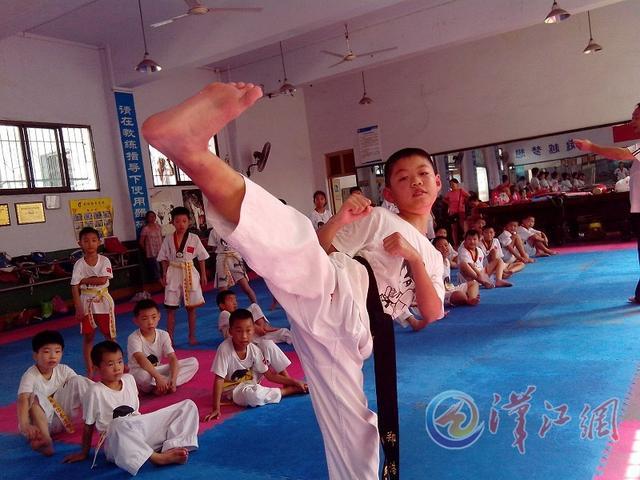 襄阳12岁男孩成功晋级跆拳道黑带 馆内当助教