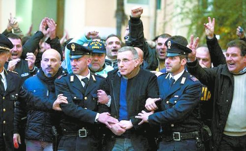 黑手党老大地堡内落网