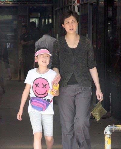 <em>吴绮莉女儿</em>庆生<em>成龙</em>未曾现身 与同学分享喜悦