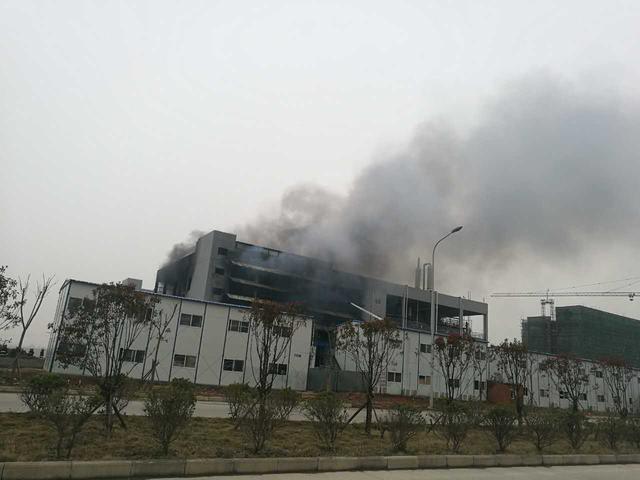 荆门一化工厂发生火灾 现场无人员伤亡(图)